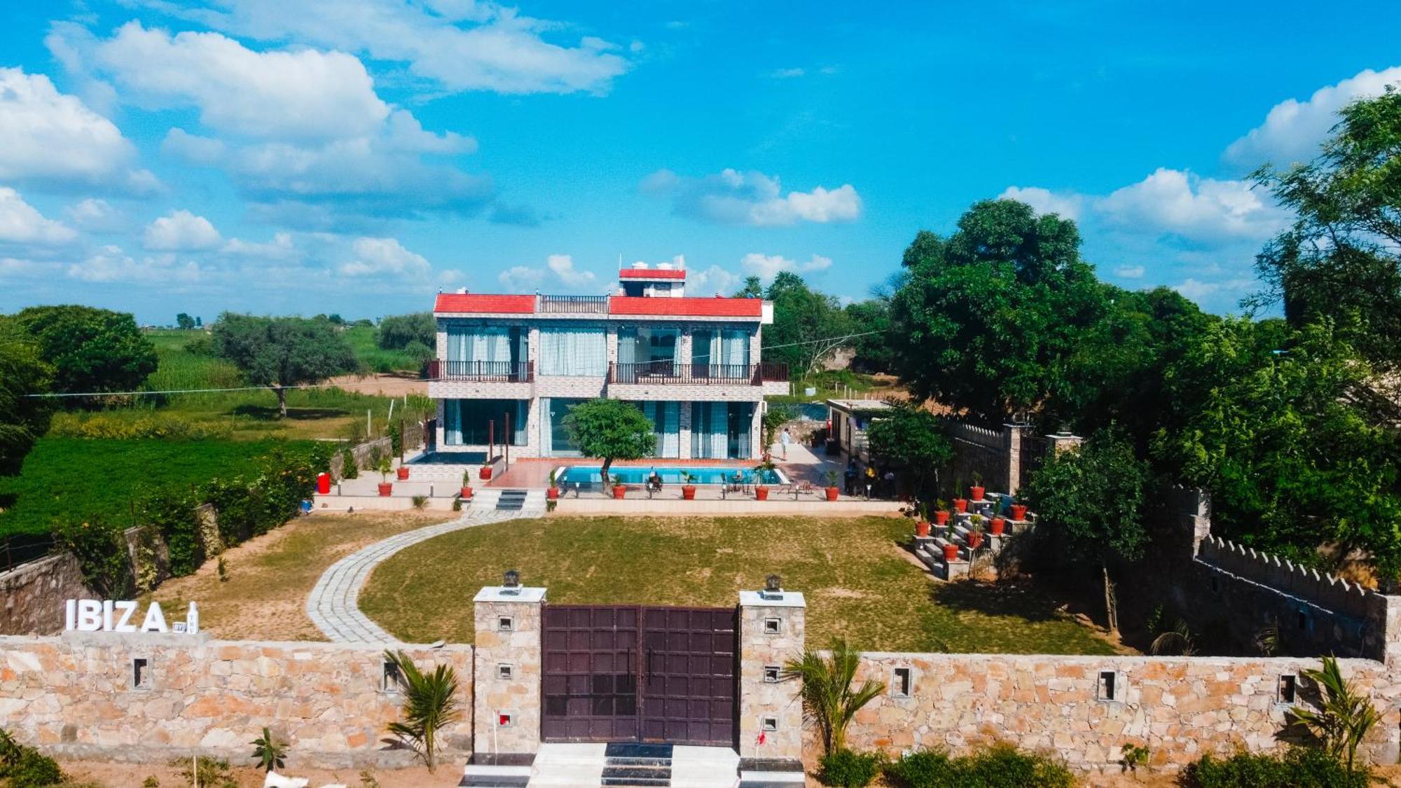 Ibiza Farm By The Party Citadel, A 3bhk Private With Pool Bed & Breakfast